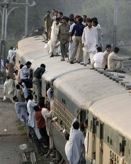 Как ездят на поездах в Пакистане