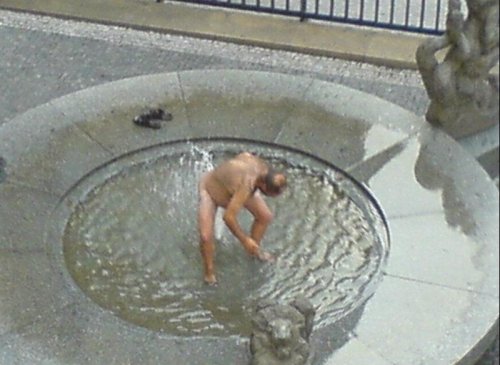 У мужика видимо душ не работает :)