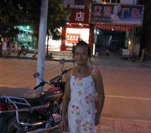 Китайска девушка на прогулке :)