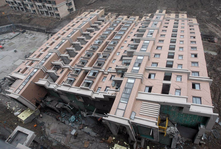 В Шанхае странным образом обрушился 13-этажный дом