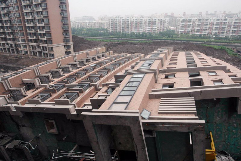 В Шанхае странным образом обрушился 13-этажный дом