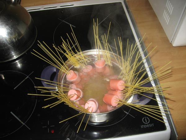 Готовим спагетти с сосисками :)