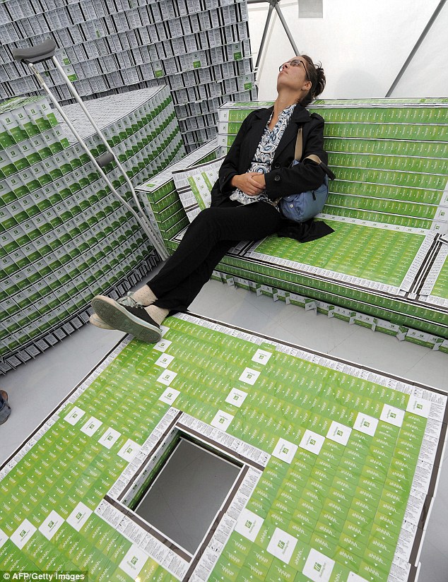 Отель, сделанный из 200 тысяч пластиковых карт в Нью-Йорке