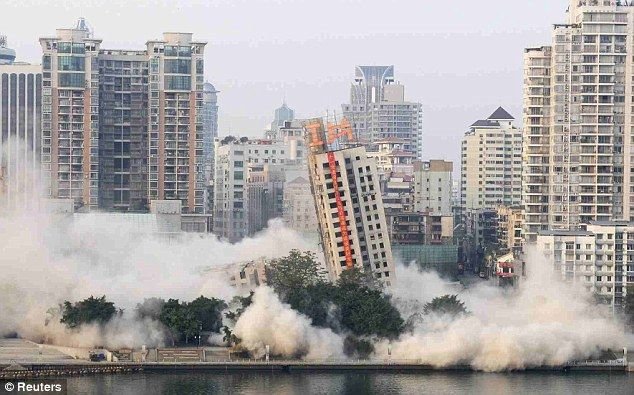 Снос здания в Китае