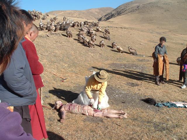 Как хоронят людей в Тибете