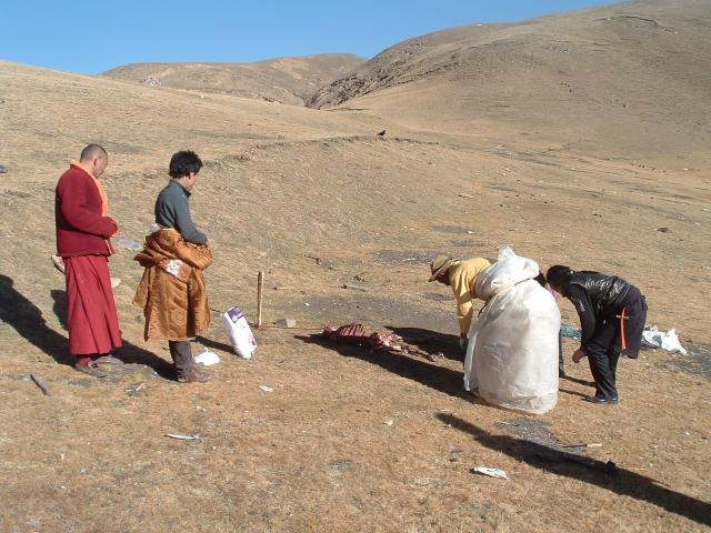 Как хоронят людей в Тибете