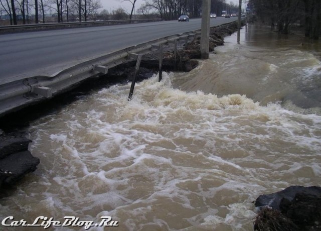 Вода подмывает Московское шоссе