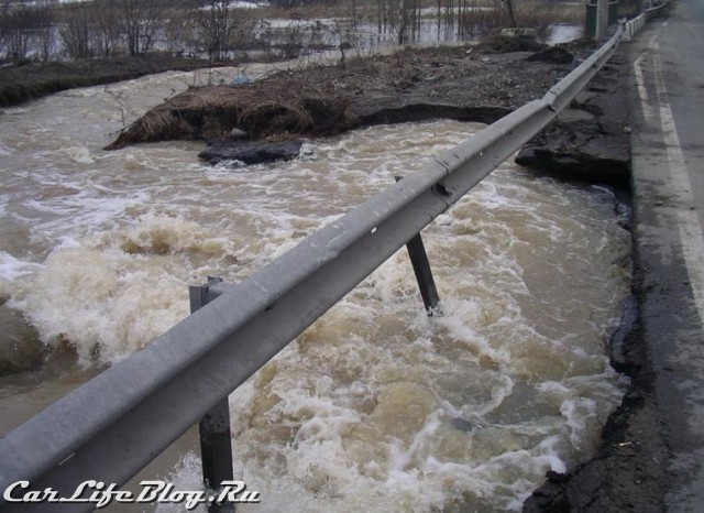 Вода подмывает Московское шоссе