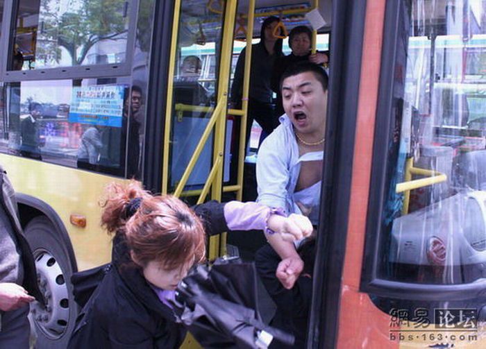 Суровый китайский водитель автобуса
