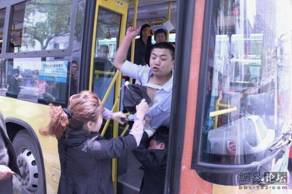 Суровый китайский водитель автобуса