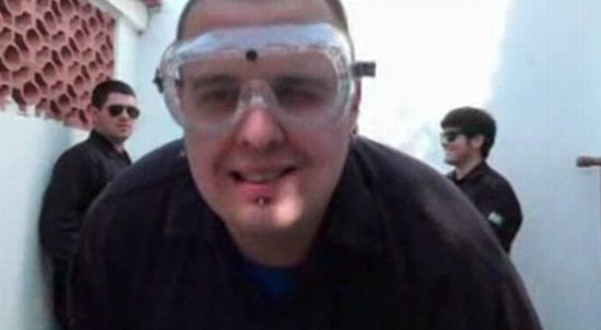 Придурки зажигают питарду по рту Придурки зажигают питарду по рту
