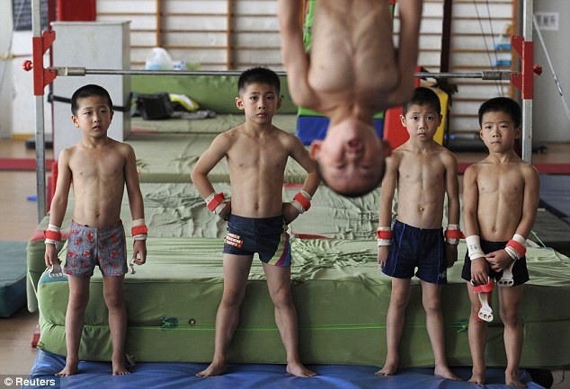 Китайские гимнасты от 4 до 7 лет на тренировке