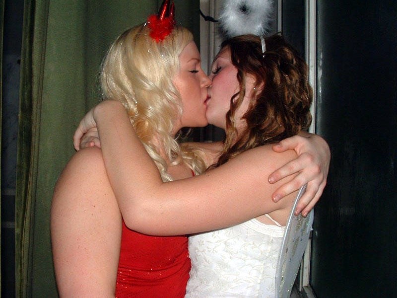 Девушки целуются :)