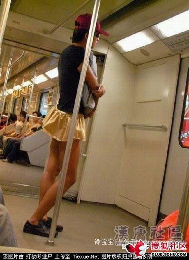 Нога ничего не чувствует. Юбка на мужчин в Китае. Китайское метро. Китаец в метро в обуви крокодилах.