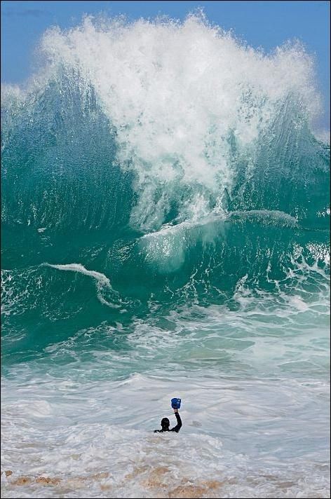 Человек который фотографирует волны
