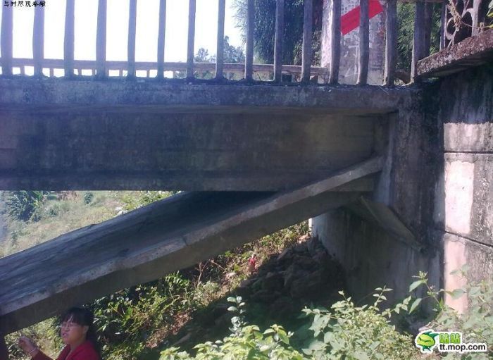 Китайцы используют удивительный способ постройки моста