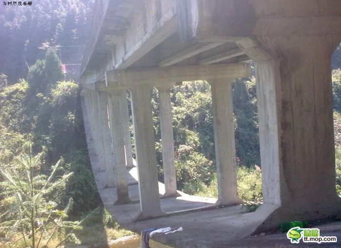 Китайцы используют удивительный способ постройки моста