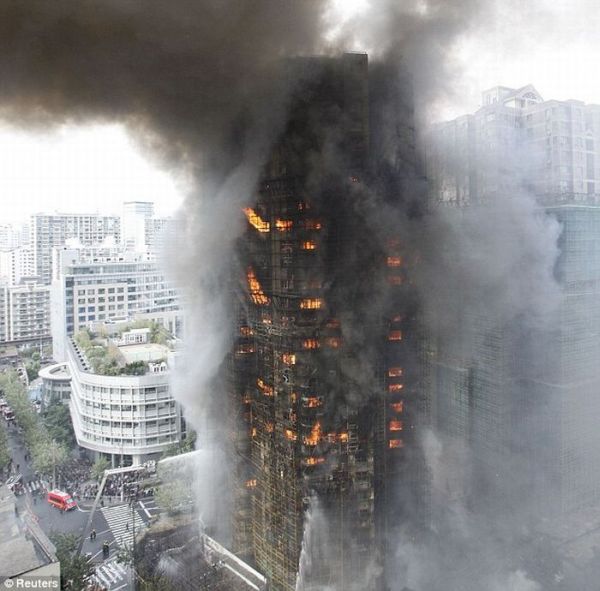 Пожар в высотном здании в Шанхае
