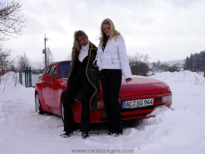 Девушки на зимней дороге