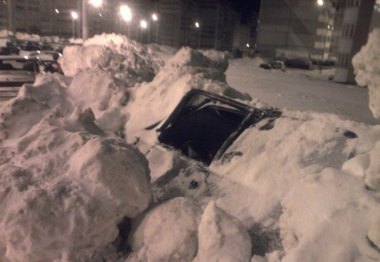 Если очень-очень долго не откапывать машину от снега...