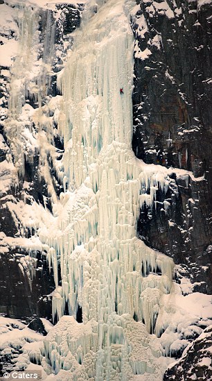 Покорен 200-метровый замерзший водопад в Норвегии