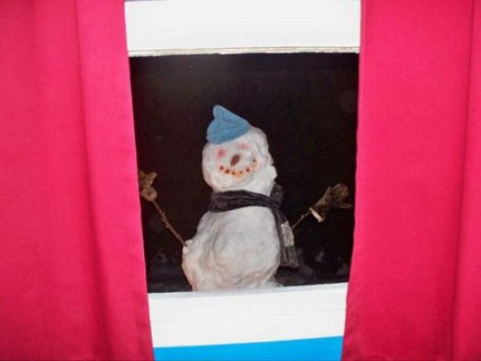 Страшный снеговик в окне