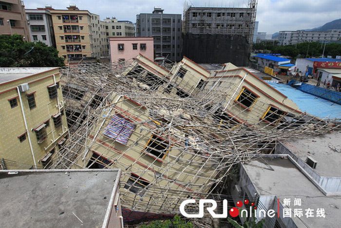 Из-за некачественного бетона в Китае упал жилой дом