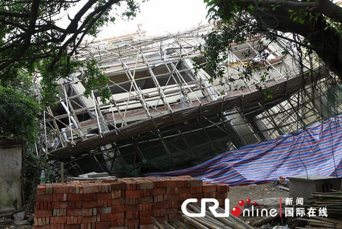 В Китае этажный дом завалился на бок и остался целым (ФОТО)