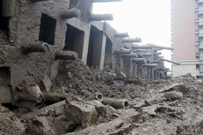 Из-за некачественного бетона в Китае упал жилой дом