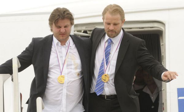 Финский тренер упал на чемпионский кубок