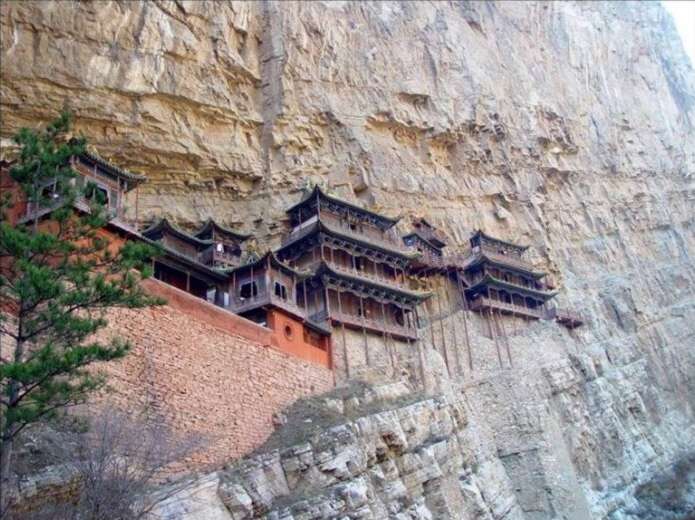 Дома на скалах фото в китае