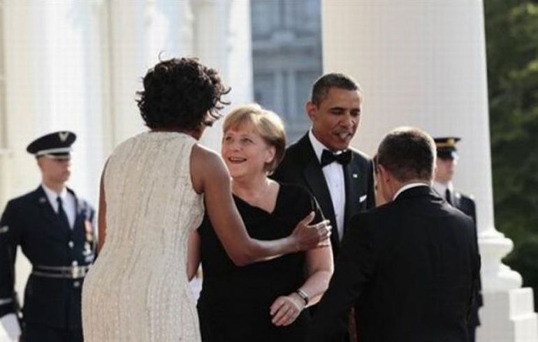 Ангела Меркель влюбилась в жену Барака Обамы? :)
