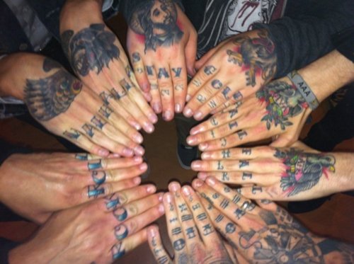 Татуированные пальцы