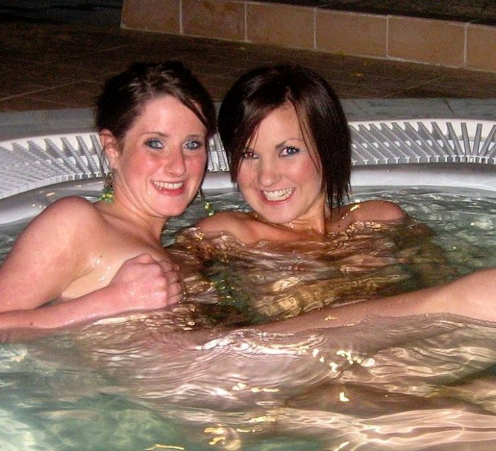 Девушки у бассейна