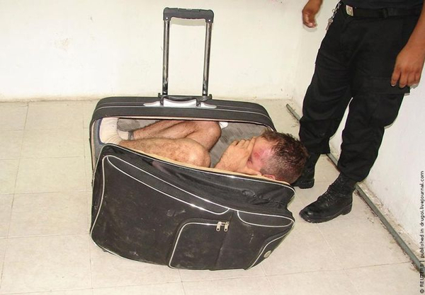 Как думаете, что у девушки в этом чемодане?