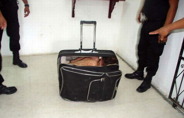 Как думаете, что у девушки в этом чемодане?