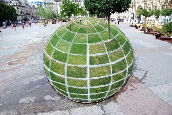 Интересная иллюзия в Париже