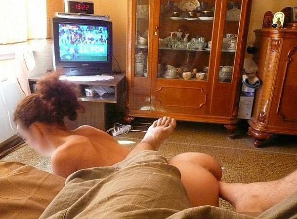 Девушка не мешает смотреть футбол