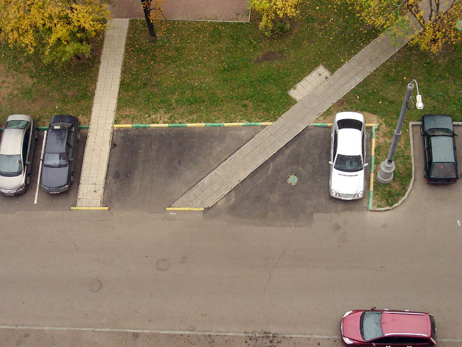 Как в московских дворах строят новые парковки