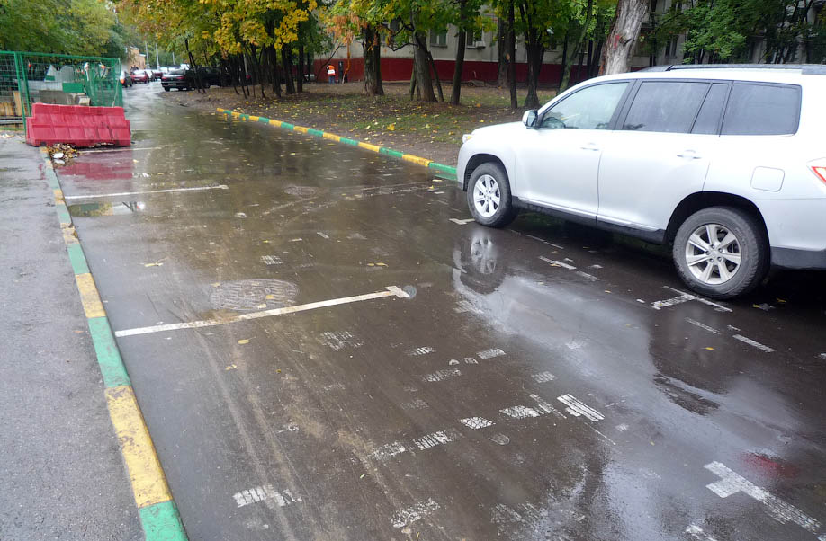 Как в московских дворах строят новые парковки