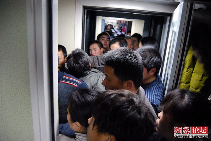 В китай на поезде. Китайцы в поезде. Поезда в Китае. Электрички в Китае фото. Китайский поезд битком.