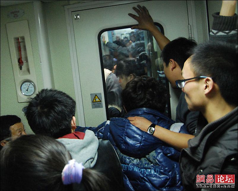 В китай на поезде. Китайцы в поезде. Китаянка в поезде. Стоячие поезда в Китае. Китайские поезда фото.