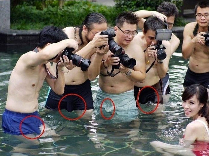 Китайские фотографы снимают модель в бассейне