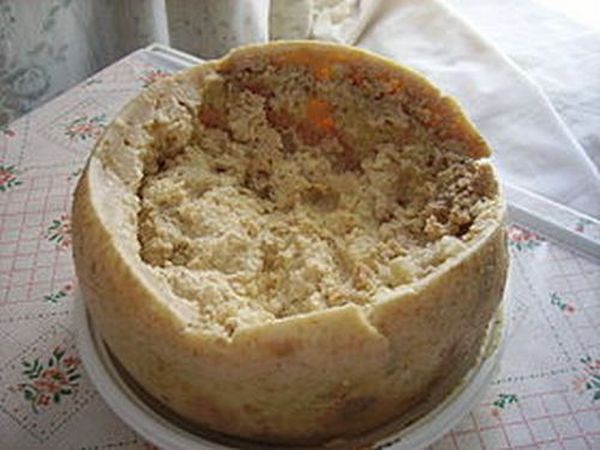 Живой итальянский сыр Касу Марцу