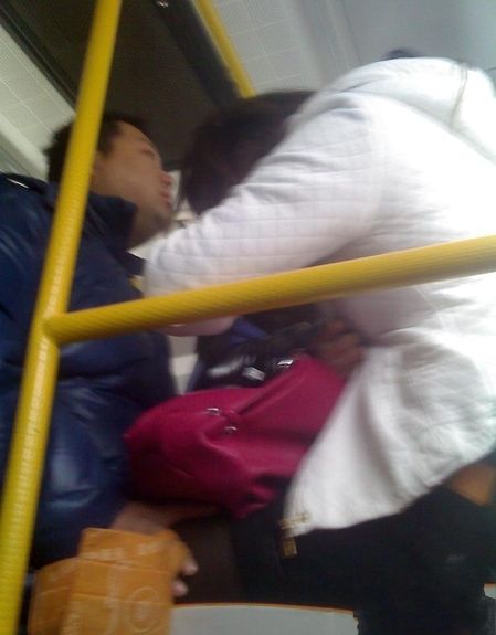 Извращенец трогает. Облапали в общественном транспорте. Спящие девушки в общественном транспорте. Извращенка в общественном транспорте.