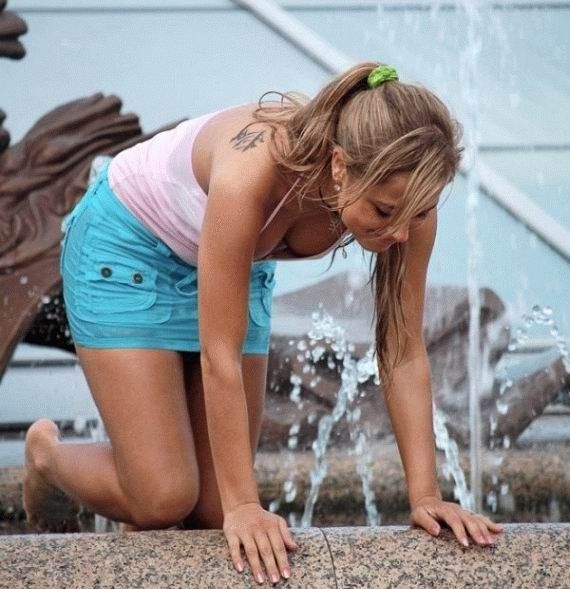Симпатичная москвичка освежается в фонтане