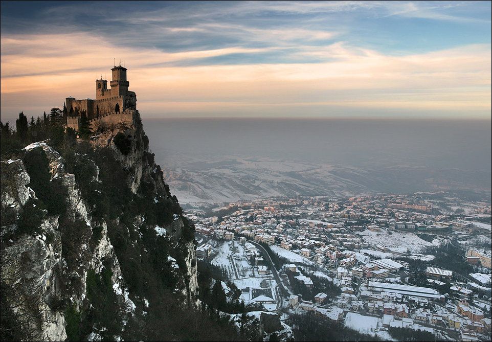 Сан марино на горе. Сан Марино Италия. Башня Гуаита Сан-Марино. Княжество Сан Марино. Замок Сан Марино Италия.