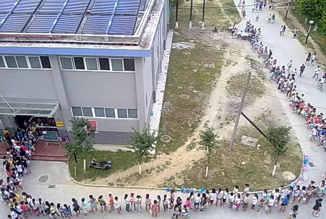 Как китайские студенты принимают душ