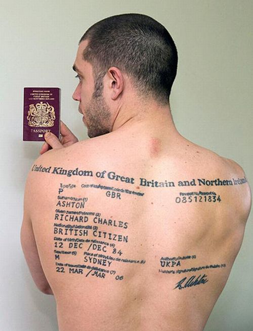 Британец вытатуировал на спине паспорт