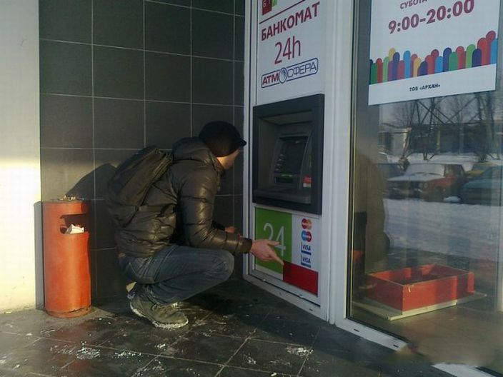 В Донецке поставили банкомат для реальных пацанов